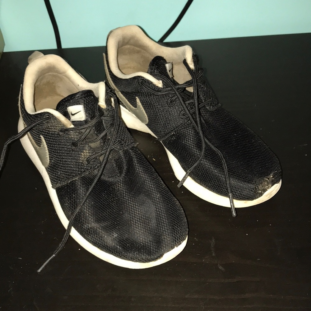black nike roches!